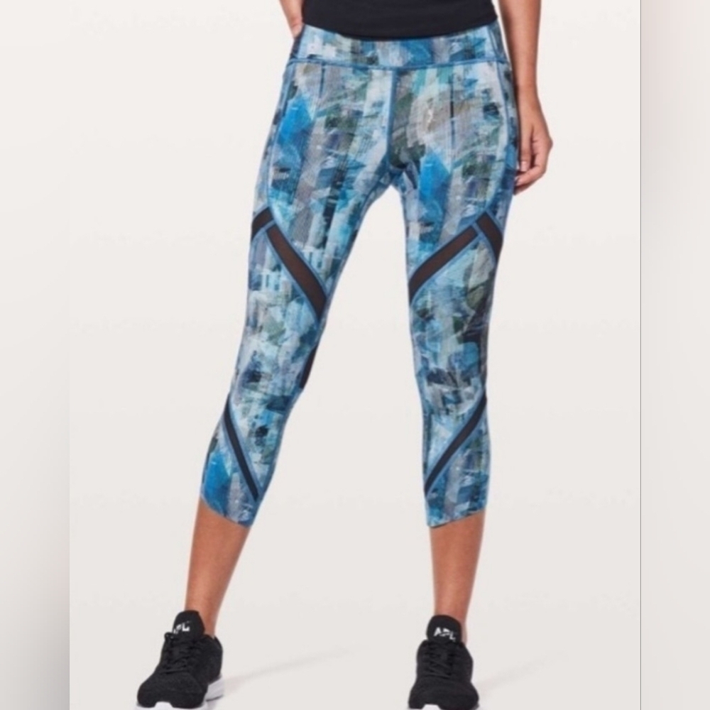 Lululemon athletica on pace Crop 21 Sun Dassed blue leggings size 4.